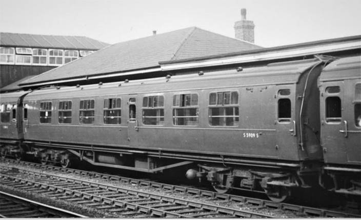 A train on the railway tracks

Description automatically generated