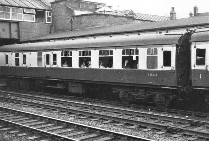 Blood and Custard Passenger Carrying Coaches BR(S) Mk1 3 Cor Set 519 BSK 35022